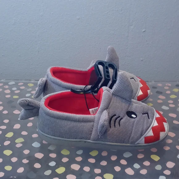 Wonder Nation Grey Kids Shark Slippers Size 11-12 - Picture 2 of 10